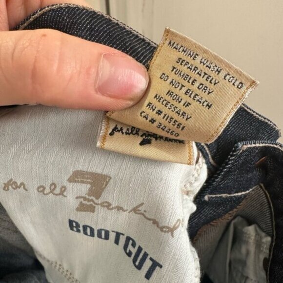 LIKE NEW- 7 FOR ALL MANKIND BOOTCUT JEANS - Picture 8 of 9
